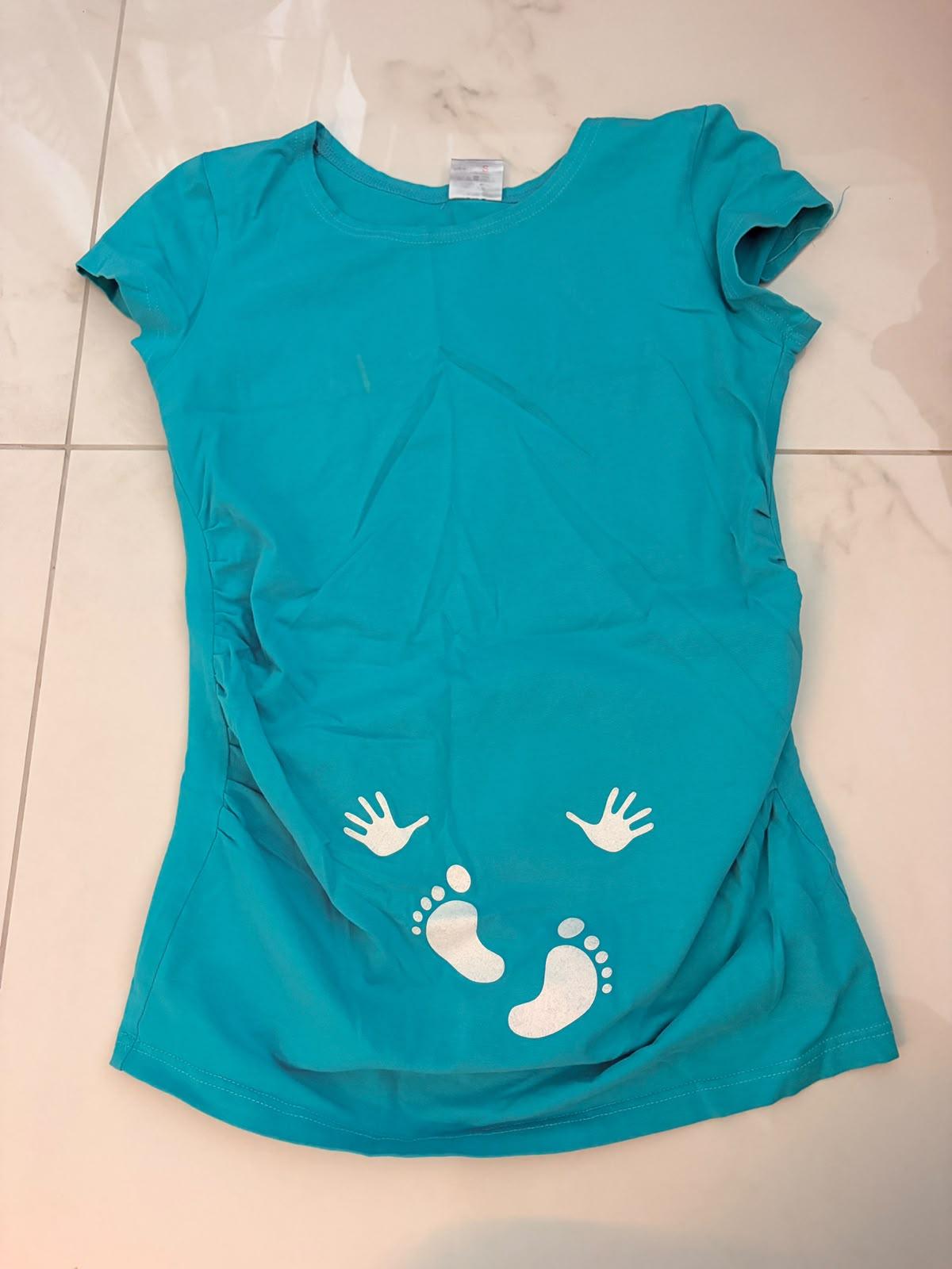 Turquoise maternity T-shirt with baby hands and feet print - photo 1